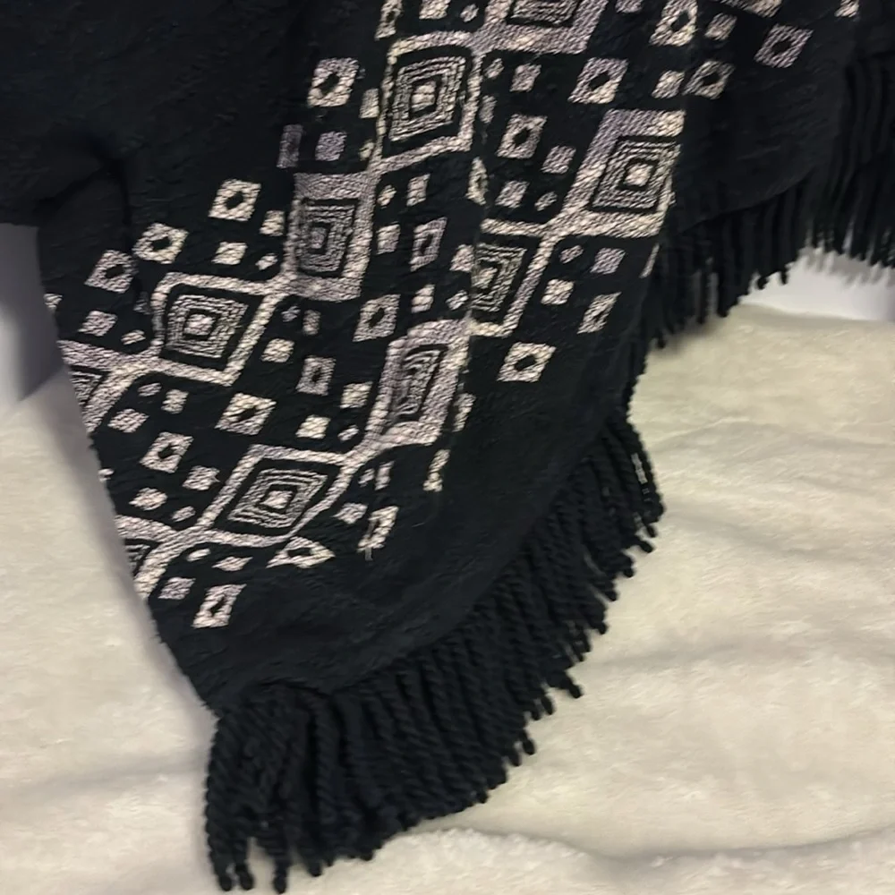 MOSSIMO BLACK AND CREME WRAP SIZE SMALL/MEDIUM…PM…OVERSIZED WITH FRINGE ON HEM